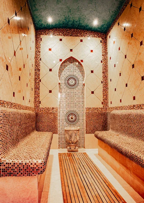 The hammam steam room in carved tadelakt plaster