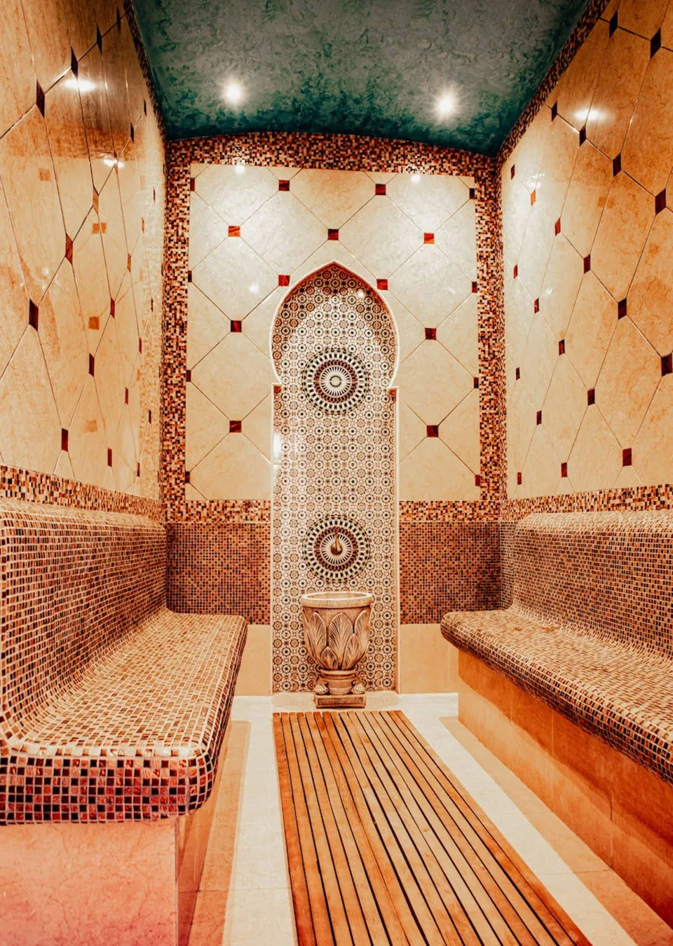 The hammam steam room in carved tadelakt plaster