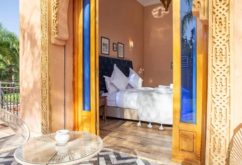The blue suite framed by carved Moorish arches